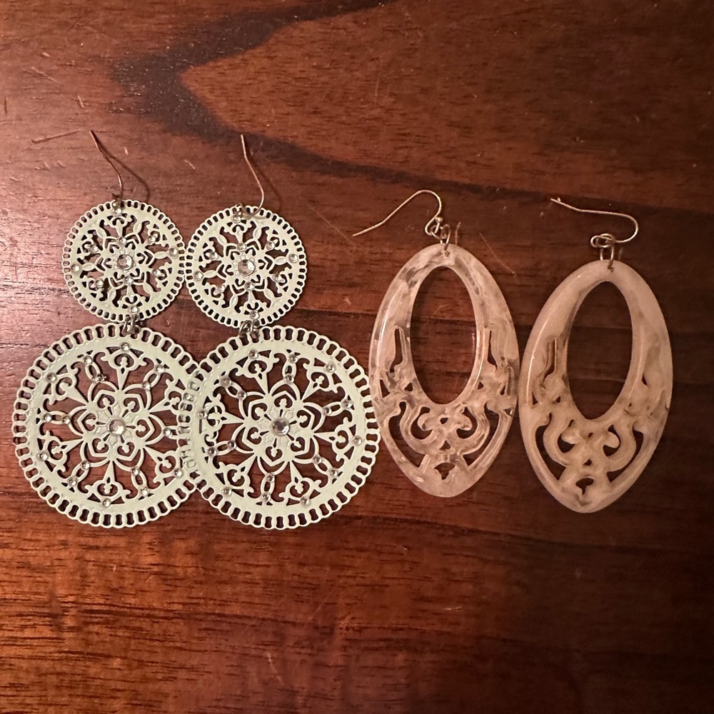 Chic Filigree Gold and Cream Earrings Set
